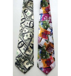 Kit com duas gravatas sendo uma com estampa euro e a outra dollar em tecido de poliéster, cód  1474-ED